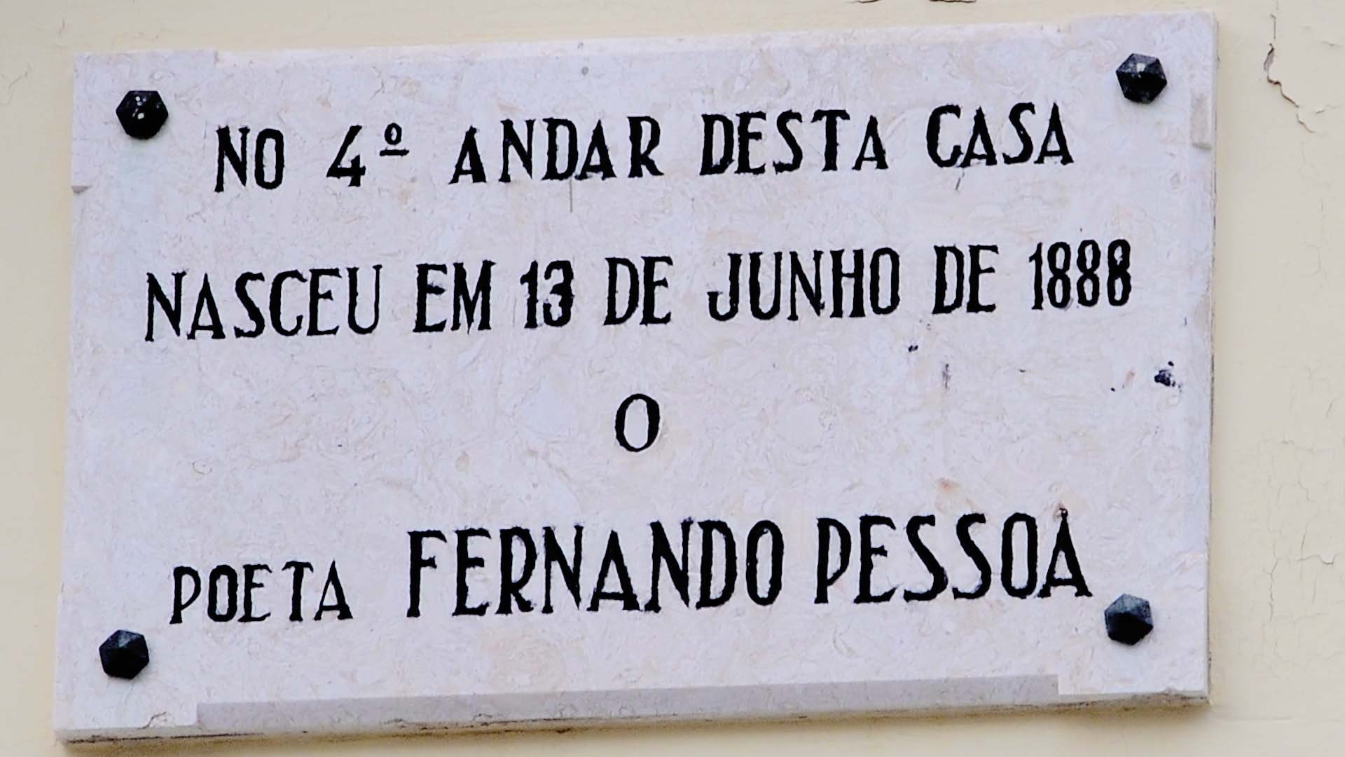 Plaque in front of Fernando Pessoa's home in Lisbon, Portugal, stating that he was born there in 1888